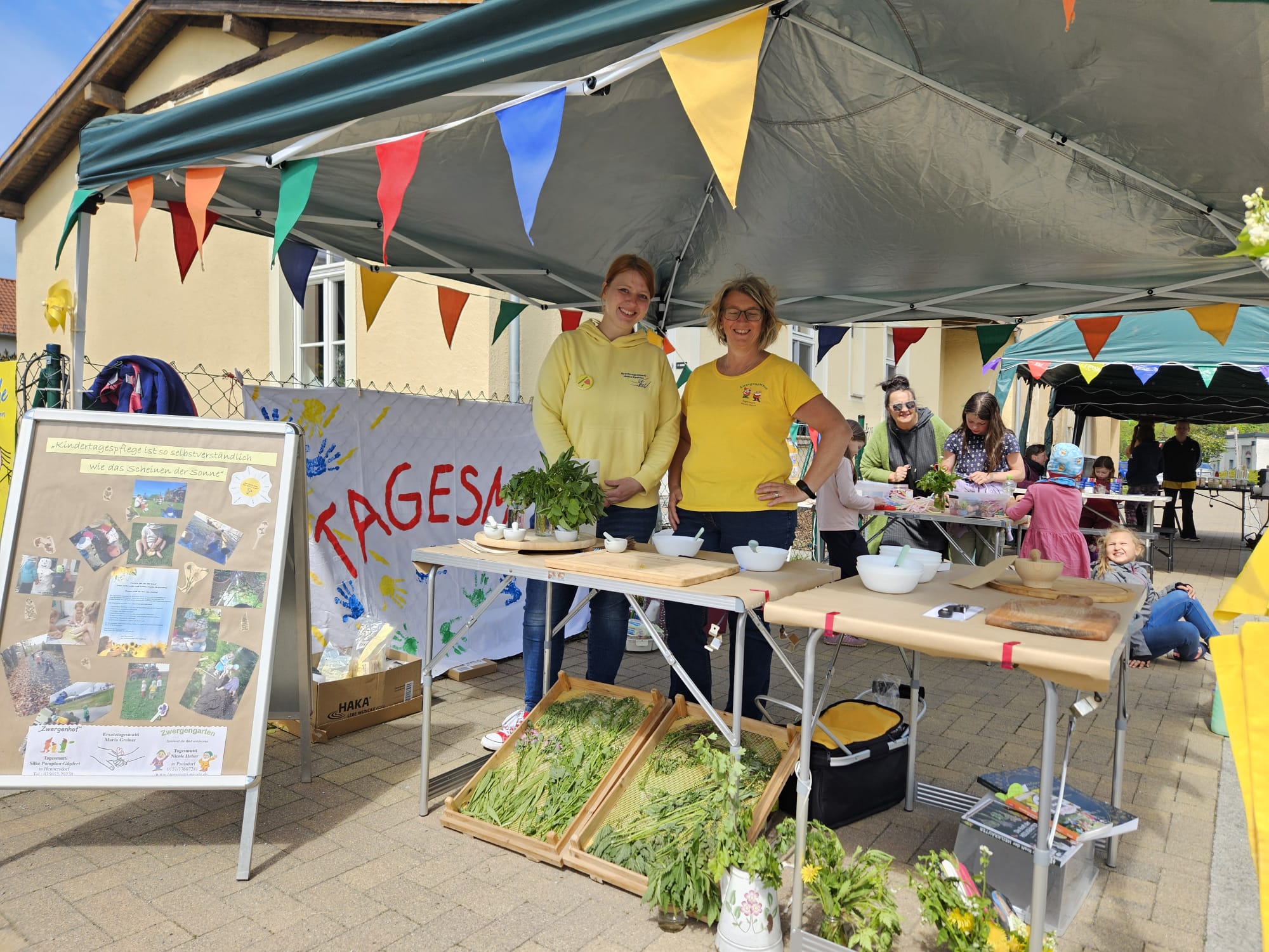 Maria Greiner und Nicole Heber an ihrem Stand beim Bimmelbahnfest